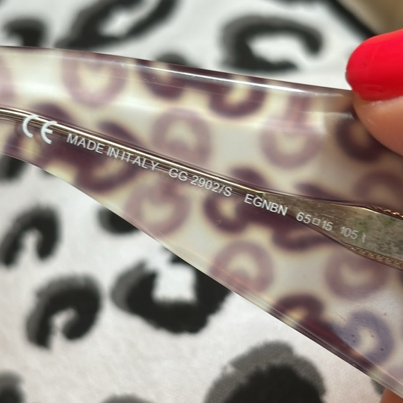 Gucci sunglasses , black with white trim at top. No case, very good condition - Picture 9 of 14